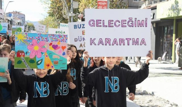 Sakarya'da öğrenciler Çark Caddesi’nde yürüdü