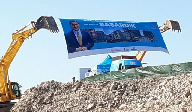 AKP'li belediyeden halkın evlerinden edildiği Fetihtepe'ye 'başardık' pankartı