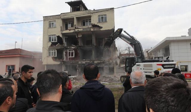 Düzce'de hasarlı binaların yıkımına başlandı