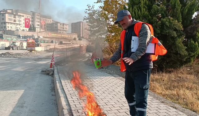 Karabük'te yol inşaat işçileri de Atatürk'e saygı duruşunda bulundu