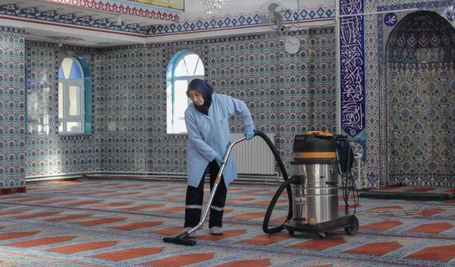 Kütahya'da camilerin temizliği sürüyor