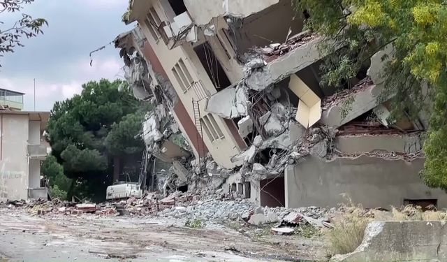 Sinop’ta yıkım esnasında yan yatan bina panik yarattı