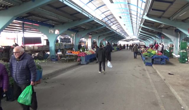 Edirneli pazarcı: Yılbaşından itibaren pazara insan gelmiyor