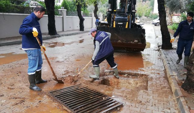 Marmaris Belediyesi ekiplerinden selin izlerini silmek için yoğun mesai