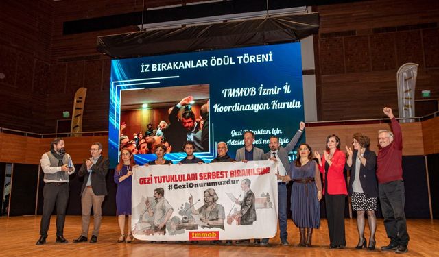 2022’ye ‘İz Bırakanlar’ ödüllerini aldı: dokuz8HABER'e özel ödül