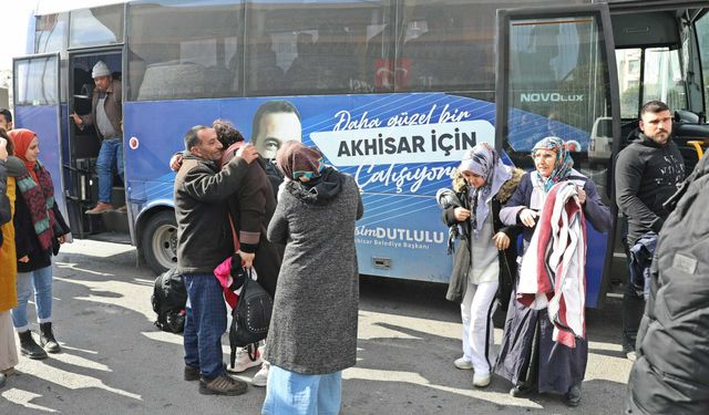 Akhisar Belediyesi’nin afetzedelere ulaşım desteği devam ediyor
