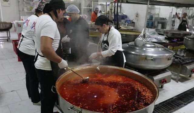 Mersin Büyükşehir 10 bin 800 kişilik yemeği depremzedelere ulaştırdı
