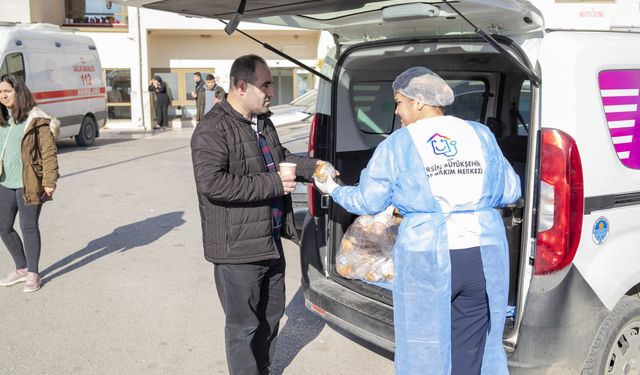 Mersin Büyükşehir ekipleri, depremden etkilenen Mersinlilere destek için sahada