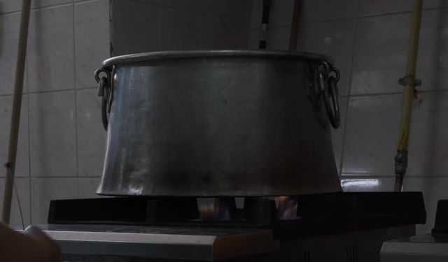 Mersin’de cemevinde pişirilen yemekler, kilisede kalan depremzedelere ikram ediliyor