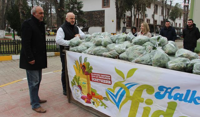 Saray Belediyesi, yerel üreticiden aldığı 220 kilogram ıspanağı yurttaşa dağıttı
