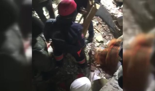 Sinop’tan deprem bölgesine giden ekip 3 kişiyi sağ olarak enkazdan çıkardı