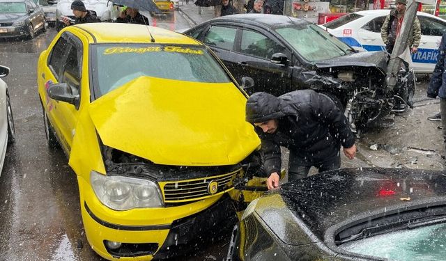 Bingöl’de ticari taksi ile otomobilin çarpıştı: 3 yaralı