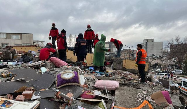 Deprem bölgesindeki gazetecilerin izlenimleri: Halk, AK Parti iktidarını enkazın altından kaldırmaya çalıştı