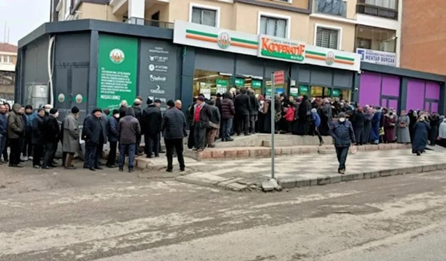 Elazığ'da metrelerce ucuz et kuyruğu