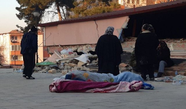 Fatoş Erdoğan Armutlu'dan aktardı: Bir anne, bir baba, bir bebeğin cansız bedeni karşımda onları kim gömecek belli değil