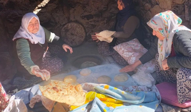 Manisa’da kadınları depremzedeler için tandır ekmeği pişirdi