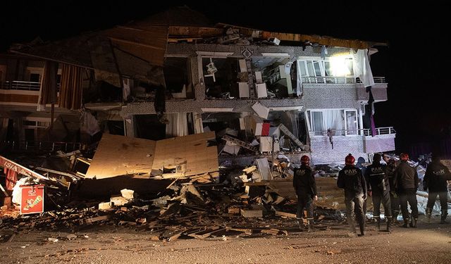 "Hatay'da insanlar yardım alamadığı için hasarlı evlerine girip malzeme almak zorunda kaldı"
