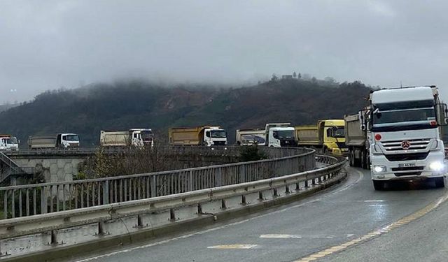 Cengiz İnşaat'ın taş ocağında çalışan kamyon şoförleri kontak kapattı