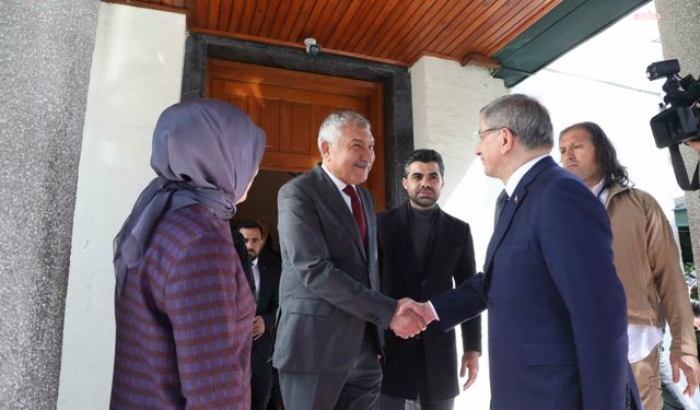 Ahmet Davutoğlu, Adana Büyükşehir Belediye Başkanı Karalar’ı ziyaret etti