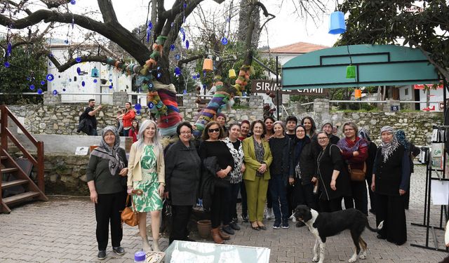 Bozkurtlu kadınlar, İzmir gezisinde
