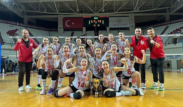 Döşemealtı Belediyesi Kadın Voleybol Takımı, ‘Mini Kızlar’ kategorisinde Antalya Şampiyonu oldu 