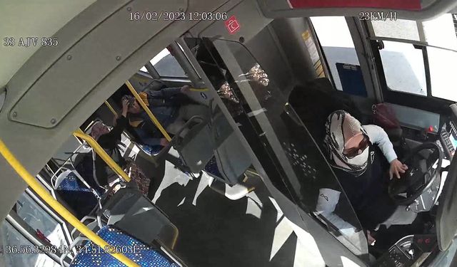 Mersin Büyükşehir’in kadın otobüs sürücüsü, kalp spazmı geçiren yolcuyu sağlık ekiplerine ulaştırdı