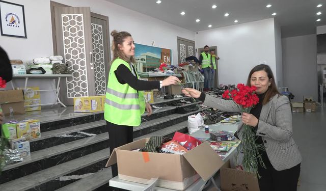 Muratpaşa Belediyesi’nden depremzede kadınlara hijyen paketi 
