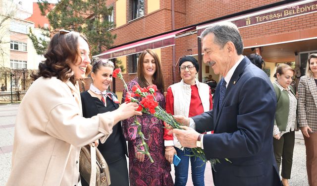 Tepebaşı Belediye Başkanı Ataç, kadın meclis üyeleri ve muhtarlar ile bir araya geldi