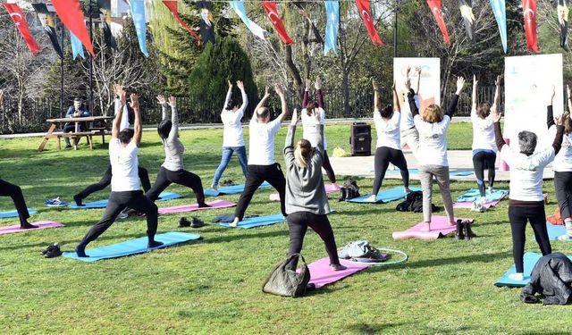 Beşiktaş’ta ‘Uluslararası Mutluluk Günü’nde yoga ve meditasyon etkinliği düzenlendi