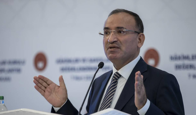 Adalet Bakanı Bozdağ’dan “seccade” tepkisi: "Bu zihniyet CHP zihniyetinin ta kendisidir; Kılıçdaroğlu’nu kınıyorum"