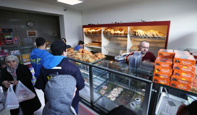 Brüksel'deki fırının Türk işletmecileri ramazanın ilk günündeki gelirlerini depremzedelere bağışladı