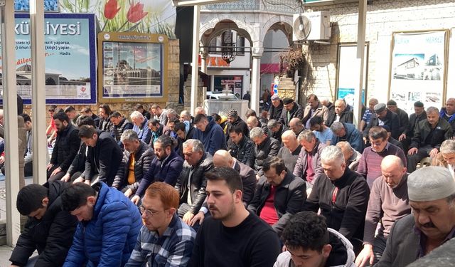 Doğu Marmara ve Batı Karadeniz'de ramazanın ilk cuma namazı kılındı