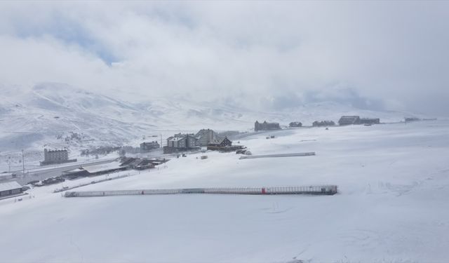 İç Anadolu'nun zirvesi Erciyes'te kar etkili oluyor
