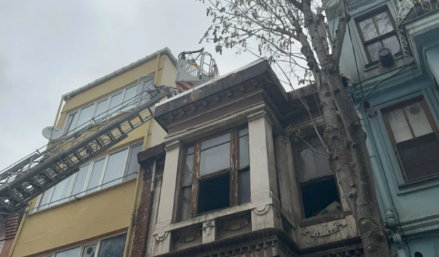 Kadıköy'de Gazeteci ve Opera Sanatçısı İhsan Ünlüer'in evinde yangın çıktı