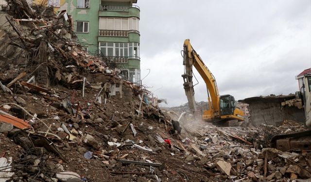 Kahramanmaraş'ta bina yıkım ve enkaz kaldırma çalışmaları 10 mahallede sürecek