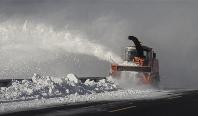 Kar ve tipi nedeniyle kapatılan Tunceli-Erzincan kara yolu ulaşıma açıldı