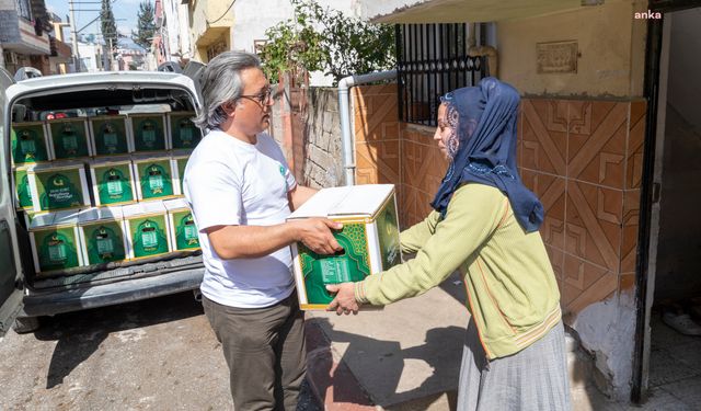 Mersin Büyükşehir, Ramazan ayı için gıda kolisi dağıtımlarını sürdürüyor