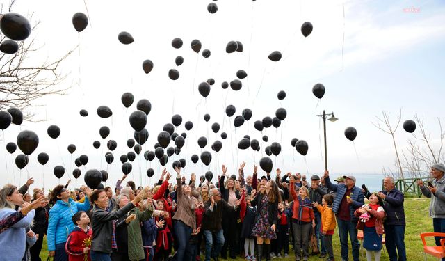 Muratpaşa’da depremlerde yaşamını yitirenler anısına siyah balonlar uçuruldu