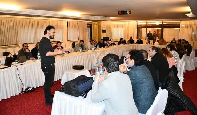 Yerel gazeteciler ve yurttaş haberciler seçim güvenliği ve seçim haberciliği için Eskişehir'de buluşuyor