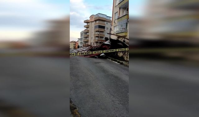 Trabzon’da fırtına: Apartmanların çatıları uçtu