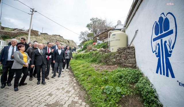 Tunç Soyer, Türkiye'nin yağmur suyu toplayan ilk köyü Sarpıncık'ı ziyaret etti