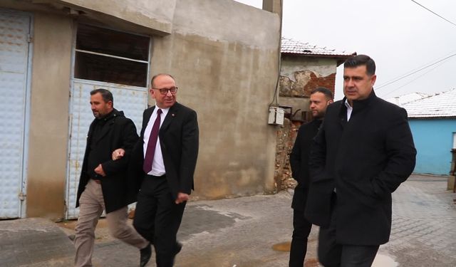 Turgutlu Belediyesi, kırsal mahallelerde yol yenileme çalışmalarına devam ediyor
