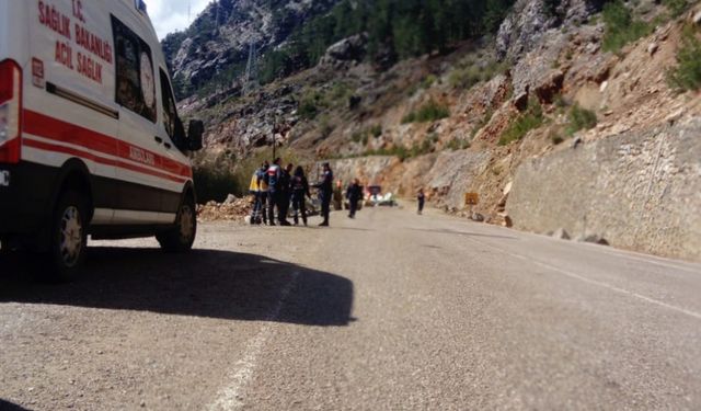 Adana'da üzerine kaya devrilen otomobildeki 4 öğretmen hayatını kaybetti
