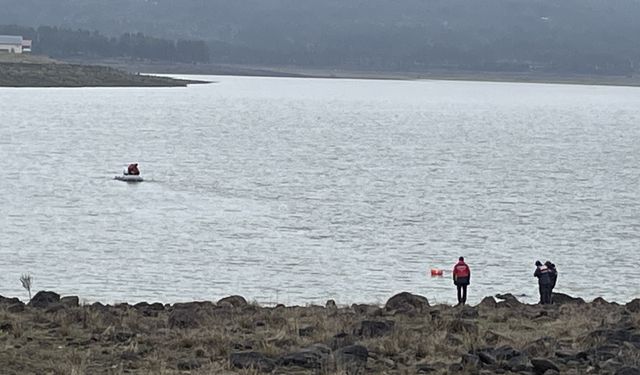 Bolu'da gölette teknenin alabora olması sonucu kaybolan kişiyi arama çalışması başlatıldı