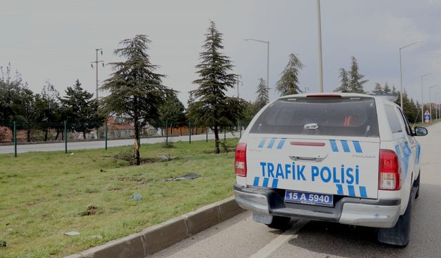 Burdur'da ağaca çarpan otomobildeki 1 kişi öldü, 3 kişi yaralandı