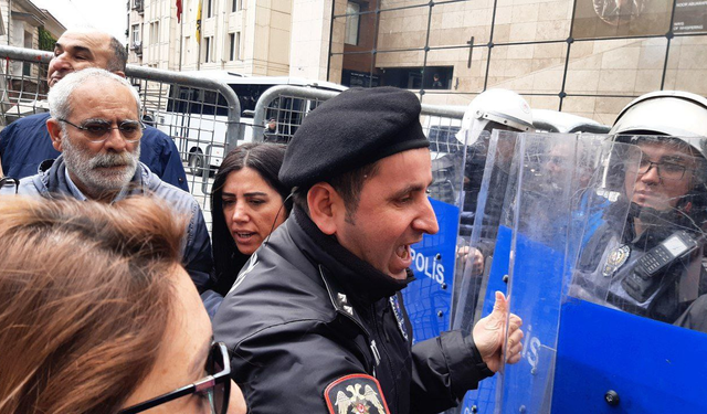 Cumartesi Anneleri, AYM kararına rağmen yine gözaltına alındı: "Galatasaray'da olmak anayasal hakkımızdır"