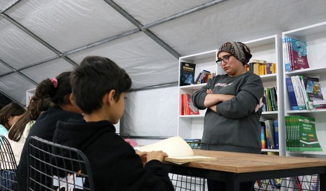 Depremzede Türkçe öğretmeni İskenderun'da kaldığı çadır kentte çocuklara gönüllü ders veriyor