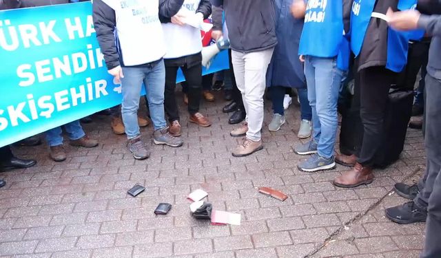 Eskişehir'de Türk Harb-İş Sendikası üyesi işçilerden 'boş cüzdanlı' protesto