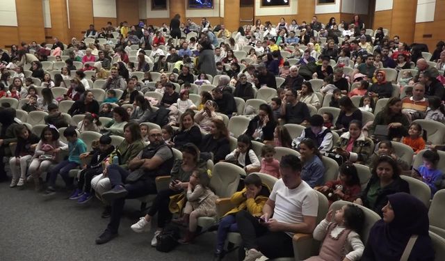 Hataylı depremzede tiyatrocular, Mersin Yenişehir’de çocuklar için sahneye çıktı