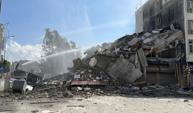 İskenderun'da depremde hasar gören 6 katlı bina kontrollü yıkıldı